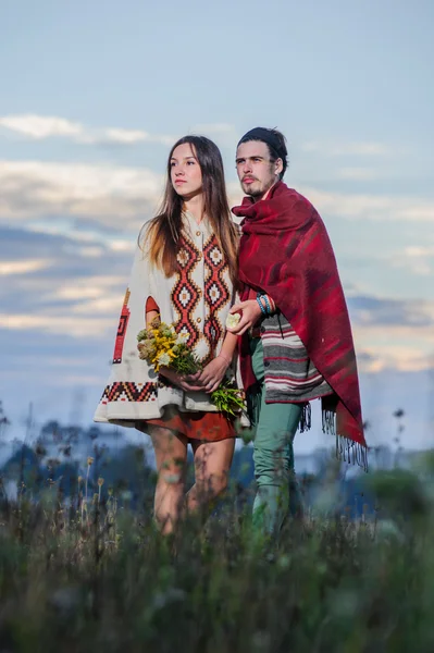 Hippie maneira vestido casal pose no céu manhã fundo — Fotografia de Stock