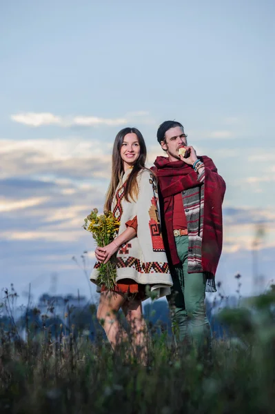 Hippie-mäßig gekleidetes Paar posiert im Morgenhimmel — Stockfoto