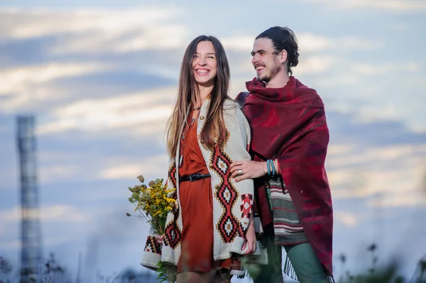 Hippie τρόπο ντυμένος πόζα ζευγάρι για το φόντο του ουρανού πρωί — Φωτογραφία Αρχείου