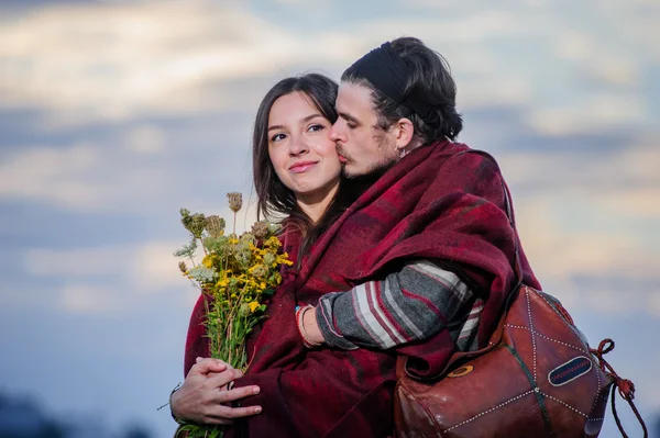 Hippie-mäßig gekleidetes Paar posiert im Morgenhimmel — Stockfoto