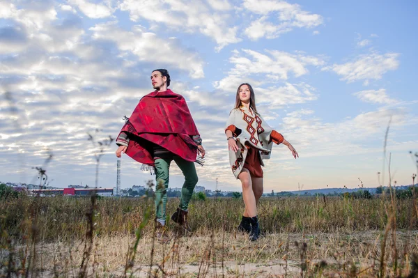 Hippie-mäßig gekleidetes Tanzpaar tritt im Freien auf — Stockfoto