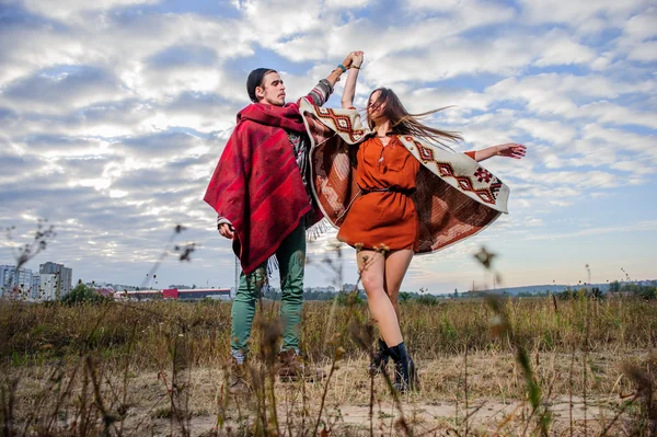 Hippie manera vestida danza pareja realiza al aire libre — Foto de Stock