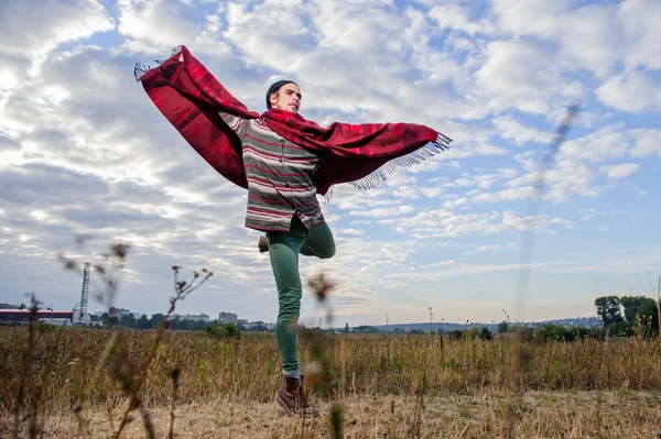 Ballerino di balletto maschile esegue all'aperto — Foto Stock