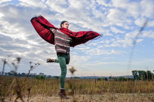 Mannelijke balletdanser voert buitenshuis — Stockfoto