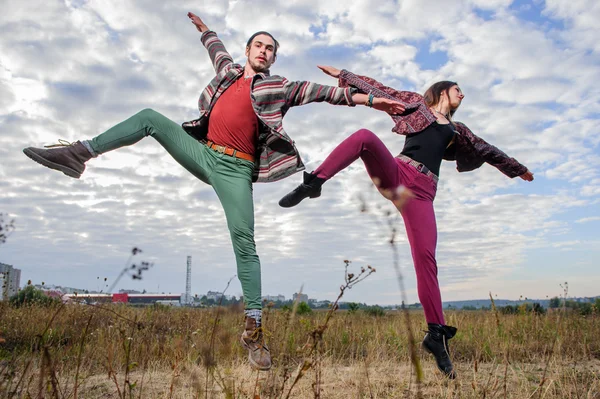 Hippie-mäßig gekleidetes Tanzpaar tritt im Freien auf — Stockfoto