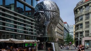 Prague, Çek Cumhuriyeti - Ağustos 25: seyreden üzerinde 29 Ağustos 2016 çağdaş sanatçı David Cerny adı Metalmorphosis olan metal portrate. 