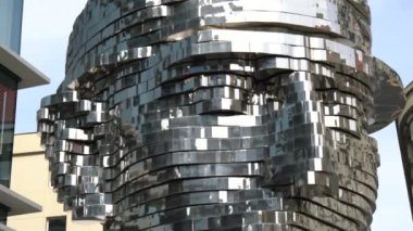 Prague, Çek Cumhuriyeti - Ağustos 25: seyreden üzerinde 29 Ağustos 2016 çağdaş sanatçı David Cerny adı Metalmorphosis olan metal portrate. 