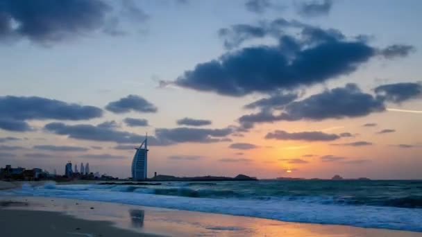 Dubai, Egyesült Arab Emírségek - április 20-án: Burj Al Arab, a Jumeirah strandon található egy mesterséges szigeten épült, és minősítsék egyike a legszebb a világon, az április 20, 2015-re a. — Stock videók