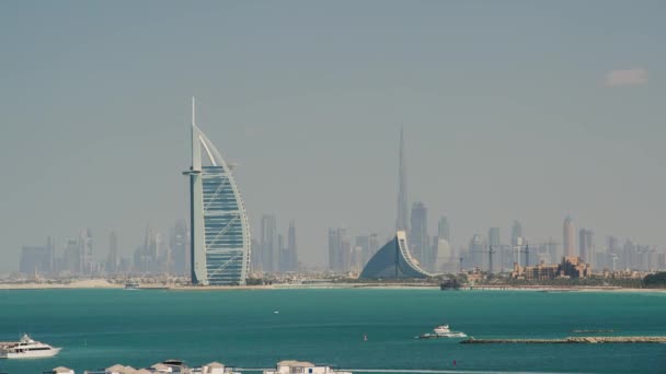Дубай, Объединенные Арабские Эмираты - 21 сентября 2016 года: фешенебельный отель Burj Al Arab и Jumeirah Beach Hotel.. Burj Al Arab - роскошный семизвездочный отель, построенный на искусственном острове . — стоковое видео
