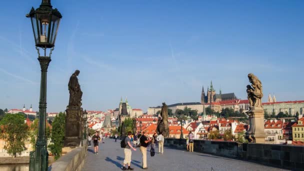 Prag, Tschechische Republik - 20. September 2016: Bewegung der Touristen auf der Karlsbrücke in Prag, Tschechische Republik — Stockvideo