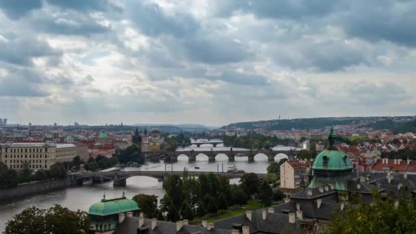 Cênico vídeo lapso de tempo 4K de pontes no rio Vltava e do centro histórico de Praga: edifícios e marcos da cidade velha com telhados vermelhos e paredes multicoloridas . — Vídeo de Stock