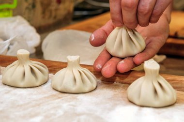 Erkek eli kapalı, hinkali yapıyor..