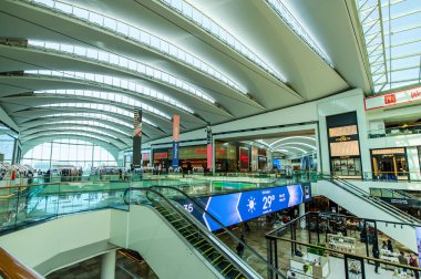 DUBAI, BAE - 16 JEN 2021 Palm Island 'da Nakheel alışveriş merkezi, 15 Şubat 2020. Çağdaş bir mekanda çeşitli küresel perakendeciler, yiyecekler ve sinemayla dolu bir alışveriş merkezi kompleksi.