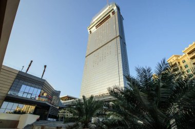 DUBAI, BAE - 16 JEN 2021 Palm Island 'da Nakheel alışveriş merkezi, 15 Şubat 2020. Çağdaş bir mekanda çeşitli küresel perakendeciler, yiyecekler ve sinemayla dolu bir alışveriş merkezi kompleksi..