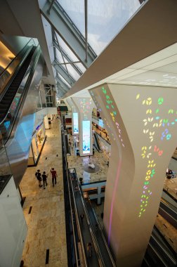 DUBAI, BAE - 16 JEN 2021 Palm Island 'da Nakheel alışveriş merkezi, 15 Şubat 2020. Çağdaş bir mekanda çeşitli küresel perakendeciler, yiyecekler ve sinemayla dolu bir alışveriş merkezi kompleksi..