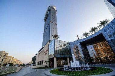 DUBAI, BAE - 16 JEN 2021 Palm Island 'da Nakheel alışveriş merkezi, 15 Şubat 2020. Çağdaş bir mekanda çeşitli küresel perakendeciler, yiyecekler ve sinemayla dolu bir alışveriş merkezi kompleksi..