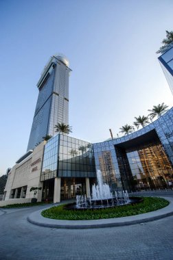 DUBAI, BAE - 16 JEN 2021 Palm Island 'da Nakheel alışveriş merkezi, 15 Şubat 2020. Çağdaş bir mekanda çeşitli küresel perakendeciler, yiyecekler ve sinemayla dolu bir alışveriş merkezi kompleksi..