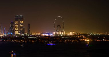 DUBAI, BAE - 17 DEC: Dubai Marina 'nın JBR - Jumeirah Beach Residence Kuleleri' nin 17 Aralık 2020 Dubai 'deki gece görüntüsü. Burası Arap Körfezi 'nden görünen muhteşem bir manzaranın sağ tarafı.