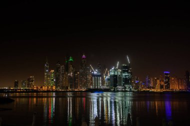 DUBAI, BAE - 16 Ekim 2020: Jumeirah sahilindeki modern gökdelenlerin Dubai, JBR 'de 16 Ekim 204' te, İran Körfezi kıyı şeridi boyunca oyulmuş yapay kanal kenti.