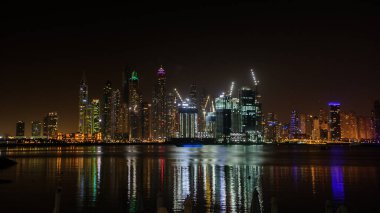 DUBAI, BAE - 16 Ekim 2020: Jumeirah sahilindeki modern gökdelenlerin Dubai, JBR 'de 16 Ekim 204' te, İran Körfezi kıyı şeridi boyunca oyulmuş yapay kanal kenti.