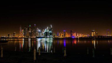 DUBAI, BAE - 16 Ekim 2020: Jumeirah sahilindeki modern gökdelenlerin Dubai, JBR 'de 16 Ekim 204' te, İran Körfezi kıyı şeridi boyunca oyulmuş yapay kanal kenti.