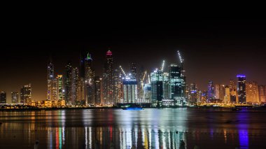 DUBAI, BAE - 16 Ekim 2020: Jumeirah sahilindeki modern gökdelenlerin Dubai, JBR 'de 16 Ekim 204' te, İran Körfezi kıyı şeridi boyunca oyulmuş yapay kanal kenti.