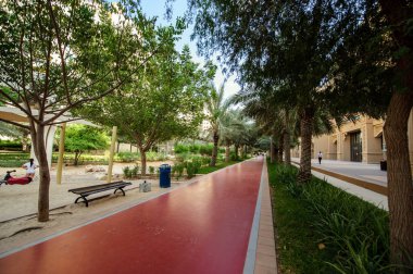 Dubai, Birleşik Arap Emirlikleri .25.11.2020: Palm Island Apartmanları, Ittehad Parkı ve mono tren yolu, Palm Jumeirah.