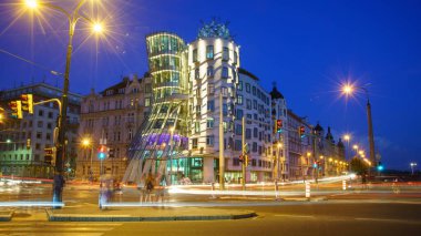 Prag Çek Cumhuriyeti, 28 Haziran 2019: Akşamları hareket halindeki arabaların ışıklarıyla Dans Evi. Frank Gehry ve Vlado Milunic tarafından tasarlandı. Mavi saat, uzun süre açıkta kalmaz..
