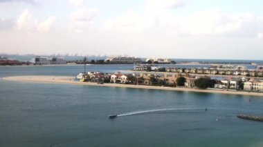 DUBAI, Birleşik Arap Emirlikleri - 10 Ocak 2020: Oceana 'daki apartman kompleksinden plaja ve villalara manzara