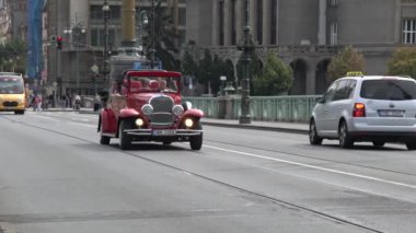 PRAG, CZECH REPUBLIC - 21 HAZİRAN 2020 - Prag caddesinde ünlü tarihi kırmızı otomobil Praga. Praga, 1907 yılında Çek Cumhuriyeti 'nin Prag kentinde kurulmuş bir imalat şirketidir..