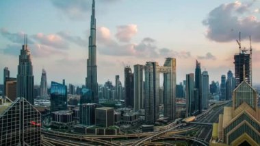 DUBAI, BAE, 25 ARALIK 2020: Günbatımı saatinde Dubai şehir merkezi Panoraması