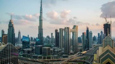 DUBAI, BAE, 25 ARALIK 2020: Günbatımı saatinde Dubai şehir merkezi Panoraması