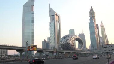 Dubai / Birleşik Arap Emirlikleri - 05 11 2020: Shaikh Zayed rd 'deki Gelecek Müzesi. Dubai BAE