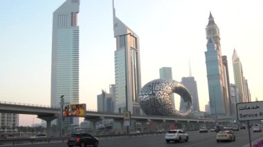 Dubai / Birleşik Arap Emirlikleri - 05 11 2020: Shaikh Zayed rd 'deki Gelecek Müzesi. Dubai BAE