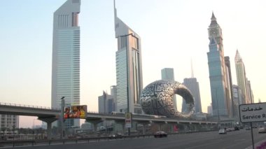 Dubai / Birleşik Arap Emirlikleri - 05 11 2020: Shaikh Zayed rd 'deki Gelecek Müzesi. Dubai BAE