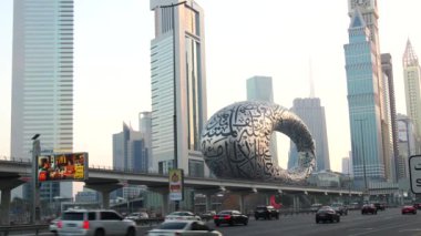 Dubai / Birleşik Arap Emirlikleri - 05 11 2020: Shaikh Zayed rd 'deki Gelecek Müzesi. Dubai BAE