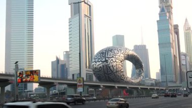 Dubai / Birleşik Arap Emirlikleri - 05 11 2020: Shaikh Zayed rd 'deki Gelecek Müzesi. Dubai BAE