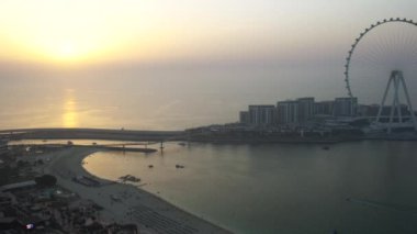 DUBAI, Birleşik Arap Emirlikleri - 10 Ocak 2020: Oceana 'daki apartman kompleksinden plaja ve villalara manzara