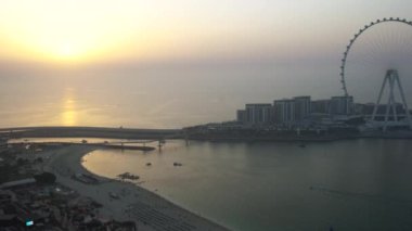 DUBAI, Birleşik Arap Emirlikleri - 10 Ocak 2020: Oceana 'daki apartman kompleksinden plaja ve villalara manzara