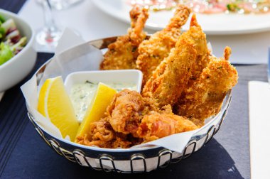 Beyaz soslu kızarmış tavuk sopaları.