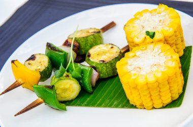 ızgara mısır koçanı ve kabak tablo.