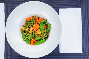 tabak pişmiş fasulye bezelye ve havuç ile karışık.