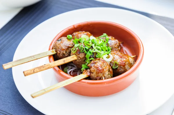 고기 케밥, 꼬치에 쇠고기 공 . — 스톡 사진