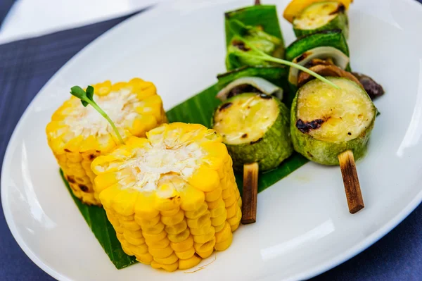 Geroosterde maïskolven en courgette op tafel. — Stockfoto