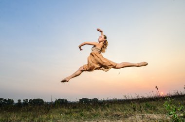 Yang kadın balet açık günbatımı üzerinde gerçekleştirir.