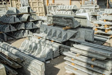 Beton fabrikası resimde beton elemanları.