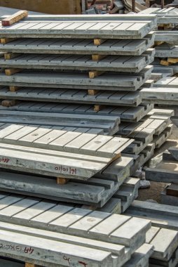 Beton fabrikası resimde beton elemanları.