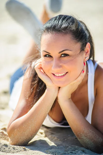 Yang sportliches Mädchen genießt ihre Zeit am Strand. — Stockfoto