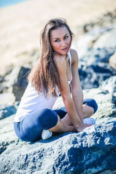 Sportieve meisje Yang genieten van haar tijd op het strand. — Stockfoto