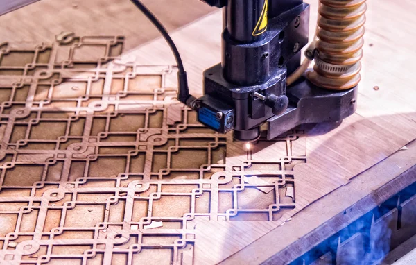 Technologie zur Herstellung von Laserschnitten an Möbelwerkstätten. — Stockfoto